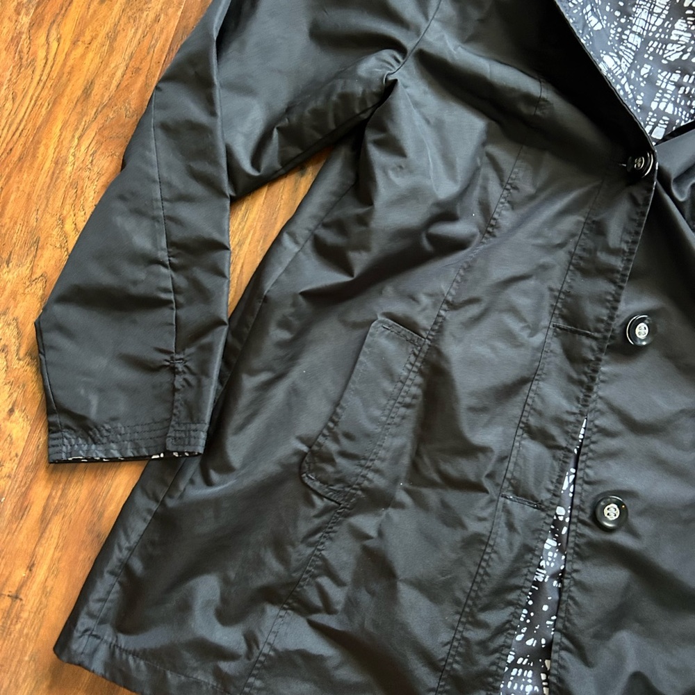 Black and White Reversible Raincoat with Hood Fits Like A Medium - Picture 4 of 5